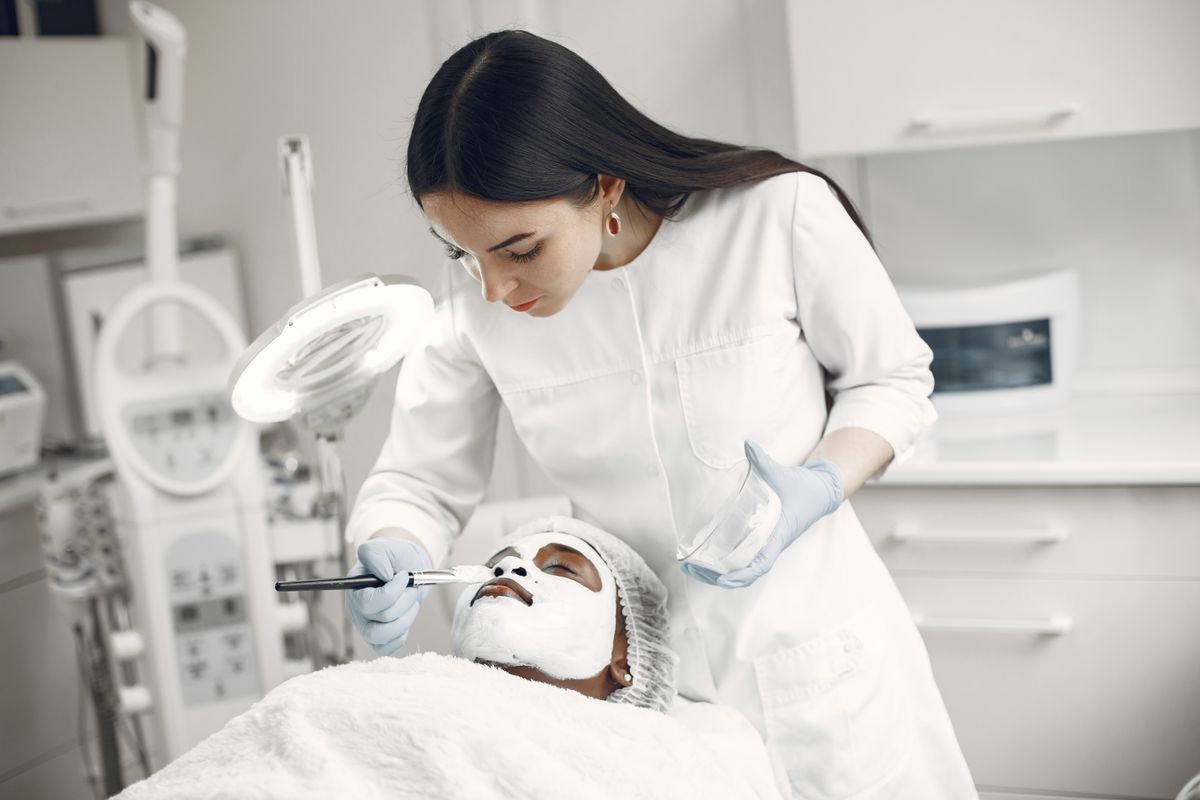 Professionelle kosmetische Anwendung mit Maske und Pinsel